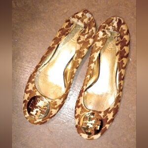 8.5M Tory Burch Reva Calf Hair Houndstooth Logo Ballet Flats Brown/Cream